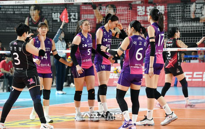 흥국생명 김연경(가운데)이 4일 대전 충무체육관에서 열린 2024-2025 V리그 여자부 정관장과의 챔피언결정전 3차전에서 범실을 한 뒤 아쉬워하고 있다. 2025. 4. 4. 대전 | 박진업 기자 upandup@sportsseoul.com