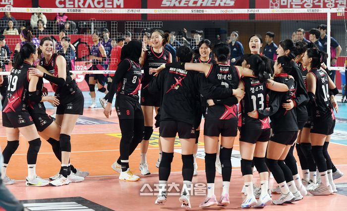 정관장 선수들이 4일 대전 충무체육관에서 열린 2024-2025 V리그 여자부 흥국생명과의 챔피언결정전 3차전에서 세트스코어 3-2 역전승을 거둔 뒤 함께 기뻐하고 있다. 정관장은 2연패 뒤 반격 1승에 성공했다. 2025. 4. 4. 대전 | 박진업 기자 upandup@sportsseoul.com