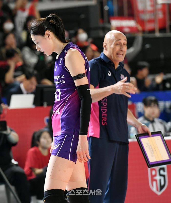 흥국생명 김연경(왼쪽)이 4일 대전 충무체육관에서 열린 2024-2025 V리그 여자부 정관장과의 챔피언결정전 3차전에서 실점을 한 뒤 아쉬워하고 있다. 오른쪽은 아본단자 감독. 2025. 4. 4. 대전 | 박진업 기자 upandup@sportsseoul.com