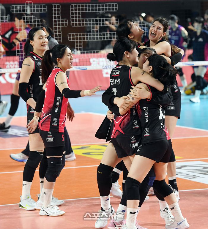 정관장 선수들이 4일 대전 충무체육관에서 열린 2024-2025 V리그 여자부 흥국생명과의 챔피언결정전 3차전에서 세트스코어 3-2 역전승을 거둔 뒤 함께 기뻐하고 있다. 2025. 4. 4. 대전 | 박진업 기자 upandup@sportsseoul.com