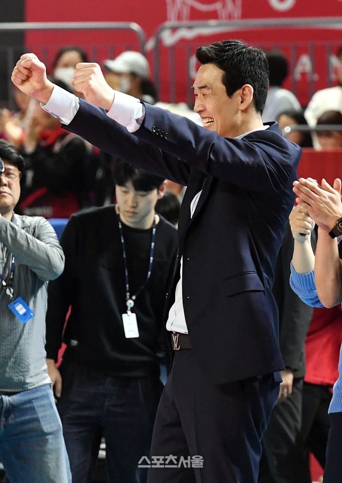 정관장 고희진 감독이 4일 대전 충무체육관에서 열린 2024-2025 V리그 여자부 흥국생명과의 챔피언결정전 3차전에서 세트스코어 3-2 역전승을 거둔 뒤 기뻐하고 있다. 정관장은 2연패 뒤 반격 1승에 성공했다. 2025. 4. 4. 대전 | 박진업 기자 upandup@sportsseoul.com