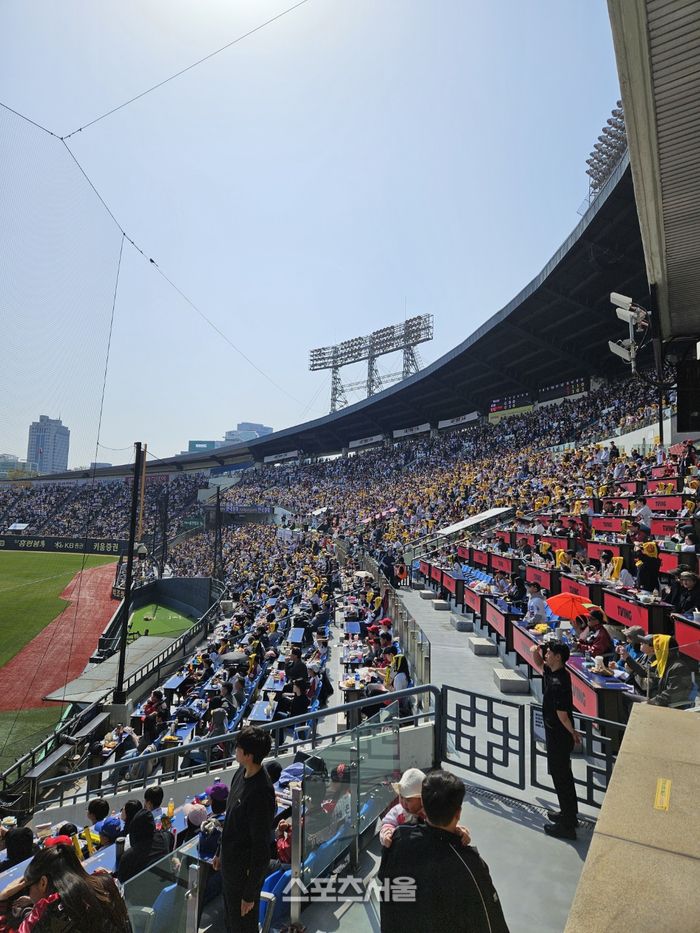 6일 잠실구장에서 KIA와 LG의 2025 KBO리그 정규시즌 경기가 열린 가운데 LG 팬들이 응원전을 펼치고 있다. 잠실 | 김동영 기자 raining99@sportsseoul.com
