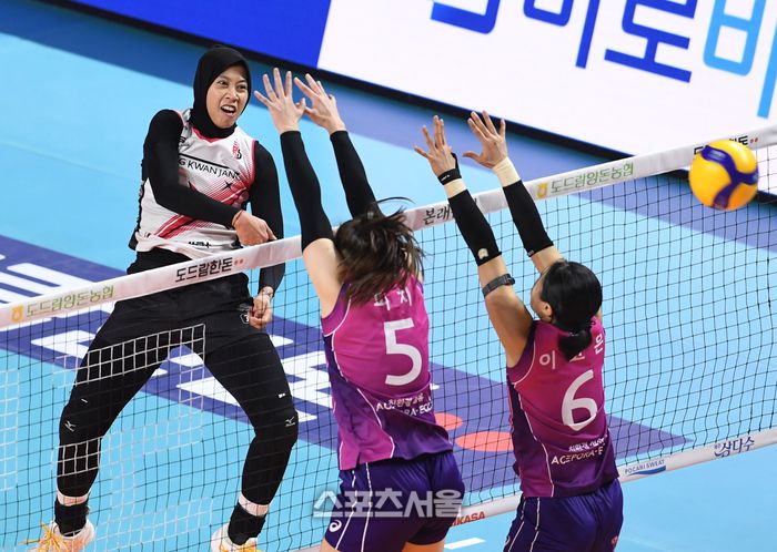 정관장 메가(왼쪽)가 8일 인천 삼산월드체육관에서 열린 2024-2025 V리그 여자부 흥국생명과의 챔피언결정전 5차전에서 스파이크 공격을 하고 있다. 2025. 4. 8. 인천 | 박진업 기자 upandup@sportsseoul.com