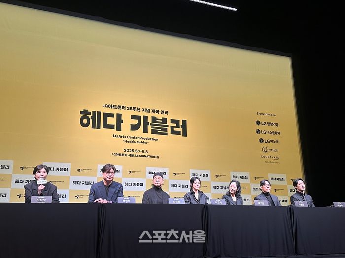 8일 연극 ‘헤다 가블러’ 기자간담회에 참석한 (왼쪽부터) LG아트센터 서울 이현정 센터장, 전인철 연출, 배우 김정호, 이영애, 백지원, 지현준, 이승주. 사진 | 표권향 기자 gioia@sportsseoul.com