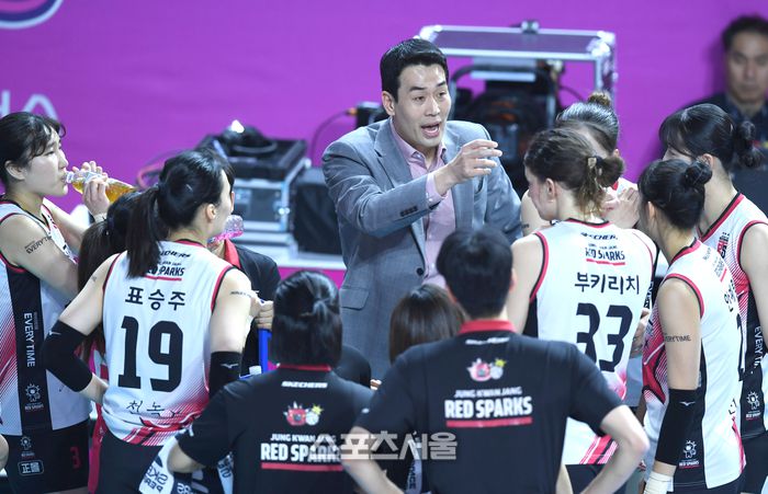 정관장 고희진 감독이 2일 인천 삼산월드체육관에서 열린 2024~2025 V-리그 여자부 챔피언 결정전 2차전 흥국생명과 경기에서 작전지시를 하고 있다. 2025. 4. 2.삼산 | 최승섭기자 thunder@sportsseoul.com