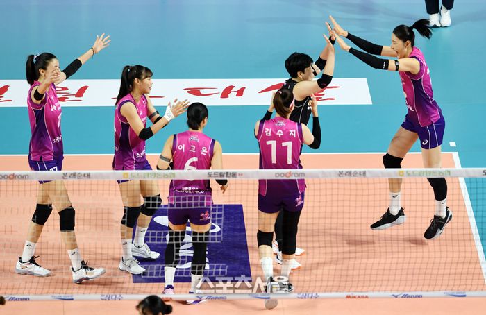 흥국생명 김연경(오른쪽)이 8일 인천 삼산월드체육관에서 열린 2024-2025 V리그 여자부 정관장과의 챔피언결정전 5차전에서 정관장 메가의 공격을 블로킹 한 뒤 동료들과 함께 기뻐하고 있다. 2025. 4. 8. 인천 | 박진업 기자 upandup@sportsseoul.com