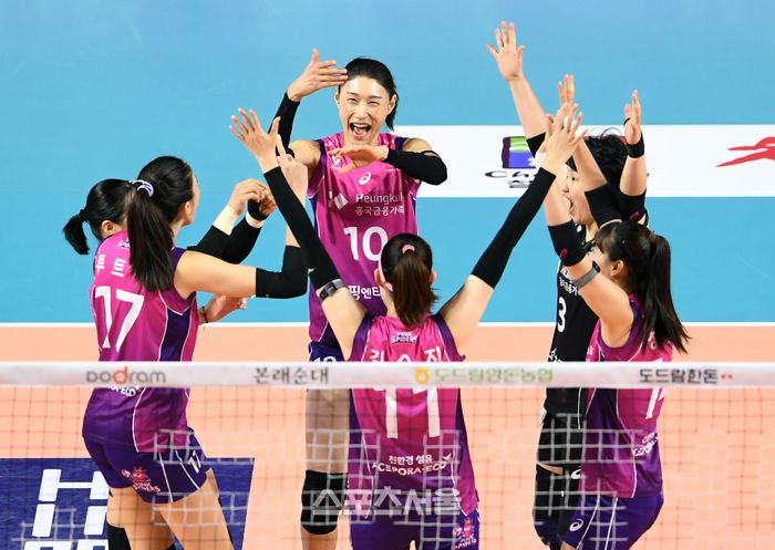 흥국생명 김연경(가운데)이 8일 인천 삼산월드체육관에서 열린 2024-2025 V리그 여자부 정관장과의 챔피언결정전 5차전에서 득점을 한 뒤 동료들과 함께 기뻐하고 있다. 2025. 4. 8. 인천 | 박진업 기자 upandup@sportsseoul.com