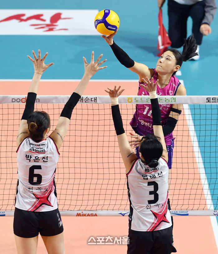 흥국생명 김연경(오른쪽 위)이 8일 인천 삼산월드체육관에서 열린 2024-2025 V리그 여자부 정관장과의 챔피언결정전 5차전에서 상대 블로킹을 피해 공을 넘기고 있다. 2025. 4. 8. 인천 | 박진업 기자 upandup@sportsseoul.com