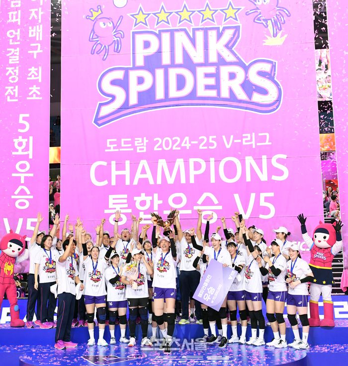 흥국생명 김연경(가운데)이 8일 인천 삼산월드체육관에서 열린 2024-2025 V리그 여자부 정관장과의 챔피언결정전 5차전에서 정관장을 꺾고 통합 우승을 차지한 뒤 트로피를 들어올리고 있다. 2025. 4. 8. 인천 | 박진업 기자 upandup@sportsseoul.com