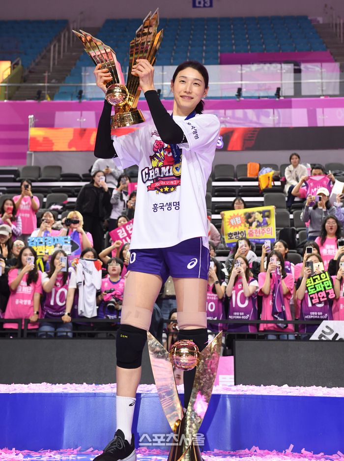 흥국생명 김연경이 통합 우승을 차지한 뒤 트로피를 들어올리며 기념촬영을 하고 있다. 2025. 4. 8.  인천 | 박진업 기자