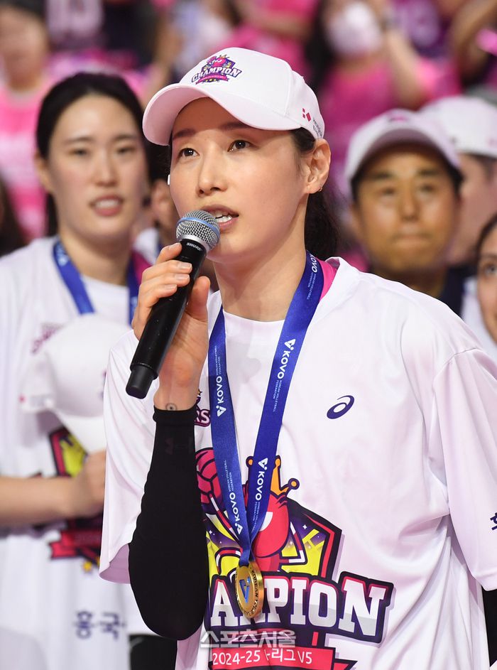 “흥국생명 계속 응원해 주세요!” 김연경이 통합 우승을 차지한 뒤 소감을 밝히고 있다. 2025. 4. 8. 인천 | 박진업 기자