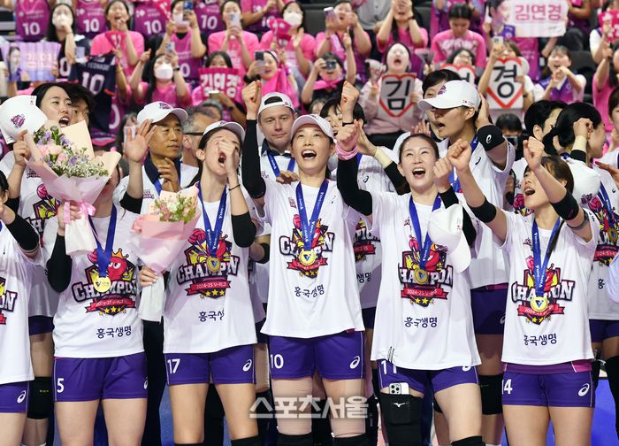 흥국생명 김연경(가운데)이 8일 인천 삼산월드체육관에서 열린 2024-2025 V리그 여자부 정관장과의 챔피언결정전 5차전에서 정관장을 꺾고 통합 우승을 차지한 뒤 자신의 응원가를 부르며 기뻐하고 있다. 2025. 4. 8. 인천 | 박진업 기자 upandup@sportsseoul.com