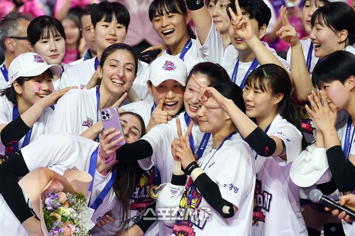 흥국생명 김연경(가운데)와 동료들이 8일 인천 삼산월드체육관에서 열린 2024-2025 V리그 여자부 정관장과의 챔피언결정전 5차전에서 정관장을 꺾고 통합 우승을 차지한 뒤 셀피를 찍고 있다. 2025. 4. 8. 인천 | 박진업 기자 upandup@sportsseoul.com