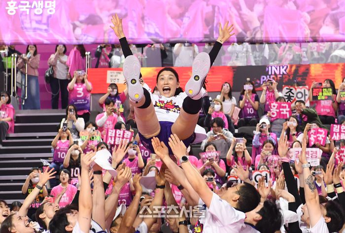 흥국생명 김연경(가운데)이 8일 인천 삼산월드체육관에서 열린 2024-2025 V리그 여자부 정관장과의 챔피언결정전 5차전에서 정관장을 꺾고 통합 우승을 차지한 뒤 선수들의 헹가래를 받고 있다. 2025. 4. 8. 인천 | 박진업 기자 upandup@sportsseoul.com