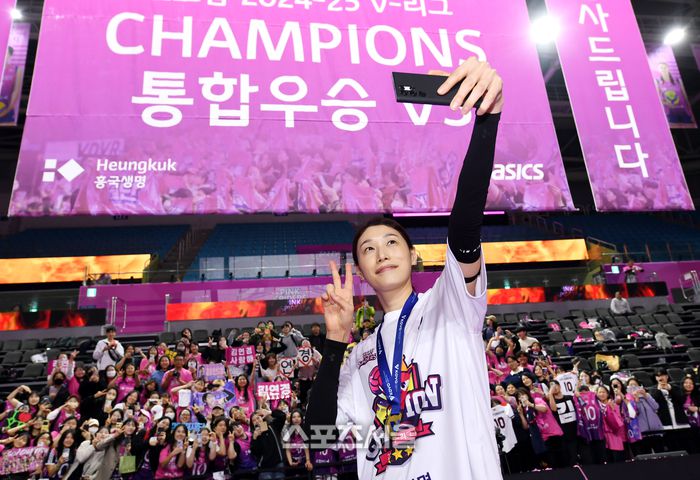 흥국생명 김연경이 8일 인천 삼산월드체육관에서 열린 2024-2025 V리그 여자부 정관장과의 챔피언결정전 5차전에서 정관장을 꺾고 통합 우승을 차지한 뒤 팬들을 배경으로 셀피를 찍고 있다. 2025. 4. 8. 인천 | 박진업 기자 upandup@sportsseoul.com