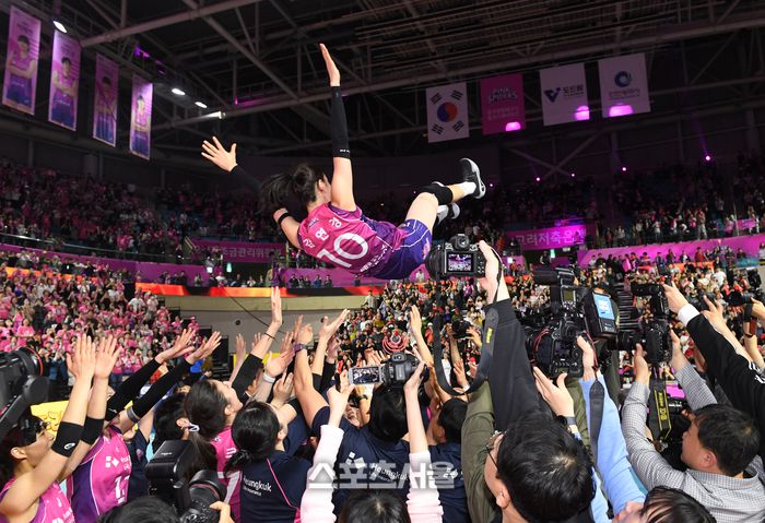 혼돈의 코트 위로 갑자기 진행된 김연경의 헹가래. 홀로 하늘 높이! 2025. 4. 8.  인천 | 박진업 기자