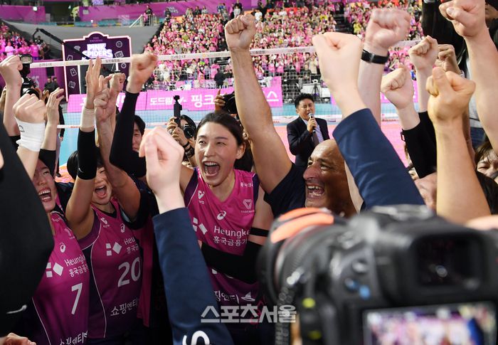 흥국생명 김연경(왼쪽)이 8일 인천 삼산월드체육관에서 열린 2024-2025 V리그 여자부 정관장과의 챔피언결정전 5차전에서 정관장을 꺾고 통합 우승을 차지한 뒤 아본단자 감독과 함께 환호하고 있다. 2025. 4. 8. 인천 | 박진업 기자 upandup@sportsseoul.com