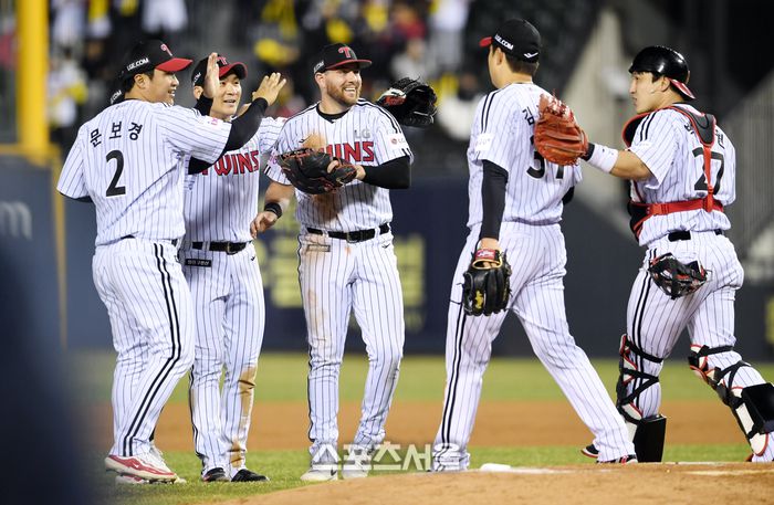 LG 선수들이 25일 잠실구장에서 열린 2025 KBO리그 한화와의 경기에서 5-0으로 승리하고 개막 3연승을 기록한 뒤 하이파이브를 하고 있다. 2025. 3. 25. 잠실 | 박진업 기자 upandup@sportsseoul.com