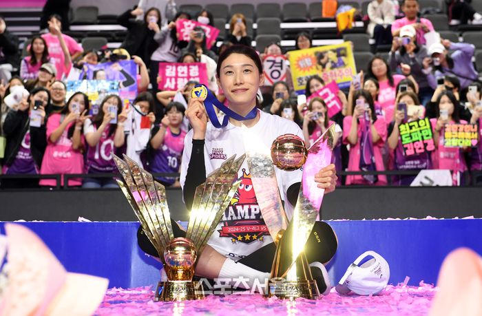 흥국생명 김연경이 8일 인천 삼산월드체육관에서 열린 2024-2025 V리그 여자부 정관장과의 챔피언결정전 5차전에서 정관장을 꺾고 통합 우승을 차지한 뒤 두 개의 트로피를 놓고 기념촬영을 하고 있다. 2025. 4. 8. 인천 | 박진업 기자 upandup@sportsseoul.com