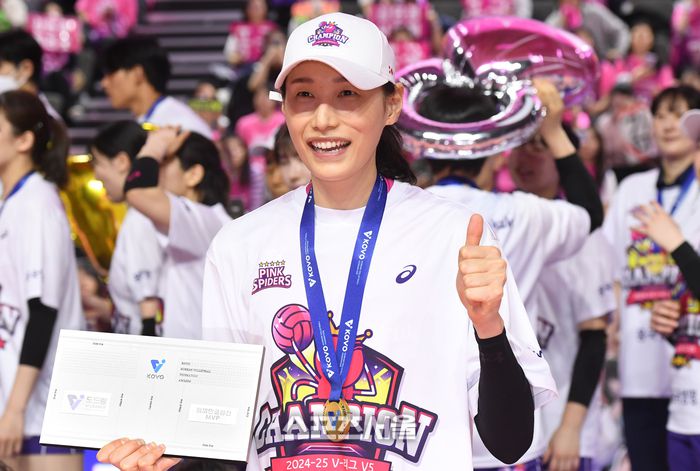 미소를 지으면서도 “나 착하다! 착하다”를 되뇌이고 있는 김연경.김연경이 챔피언결정전 MVP 트로피를 내보이고 있다. 2025. 4. 8.  인천 | 박진업 기자