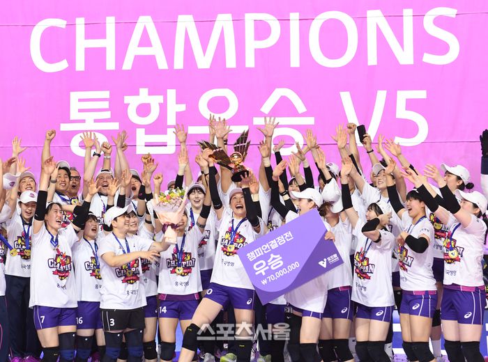 김연경(가운데)이  통합 우승을 차지한 뒤 트로피를 들어올리고 있다. 2025. 4. 8.  인천 | 박진업 기자