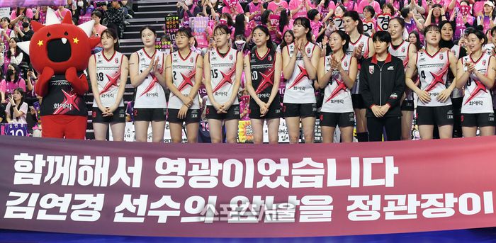 준우승팀 정관장의 품격준우승팀의 품격. 정관장 선수들이 챔피언결정전 5차전에서 흥국생명에 석패하며 준우승을 차지한 뒤 은퇴하는 김연경의 앞날을 응원하는 플래카드를 펼쳐보이고 있다. 2025. 4. 8. 인천 | 박진업 기자