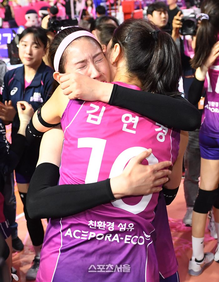 눈물 쏟는 김수지와 안아주는 김연경김연경이 눈물을 쏟고 있는 김수지와 포옹을 하고 있다. 2025. 4. 8.  인천 | 박진업 기자