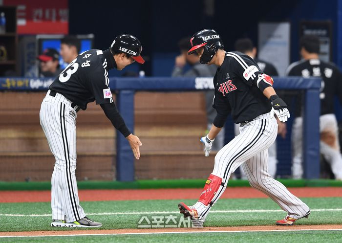 LG 송찬의(오른쪽)가 10일 고척스카이돔에서 열린 2025 KBO리그 키움과의 경기 2회초 1사 1-2루 상황에서 키움 선발 하영민을 상대로 3점 홈런을 친 뒤 정수성 코치와 하이파이브를 하고 있다. 송찬의의 시즌 2호 홈런. 2025. 4. 10. 고척 | 박진업 기자 upandup@sportsseoul.com