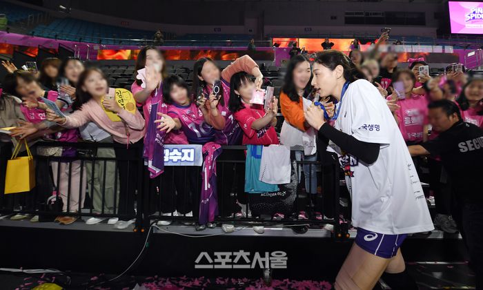 흥국생명 김연경이 8일 인천 삼산월드체육관에서 열린 2024-2025 V리그 여자부 정관장과의 챔피언결정전 5차전에서 정관장을 꺾고 통합 우승을 차지한 뒤 팬들과 하이파이브를 하며 코트를 빠져나가고 있다. 2025. 4. 8. 인천 | 박진업 기자 upandup@sportsseoul.com