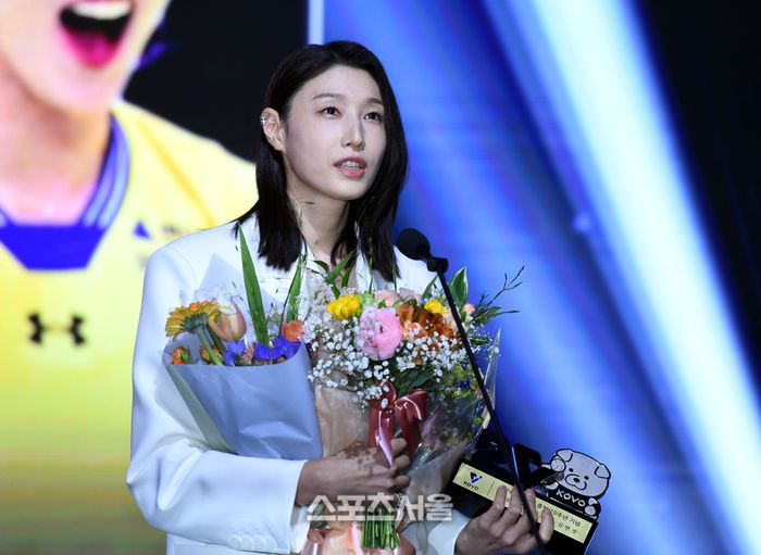 김연경이 14일 서울 서대문구 스위스 그랜드 호텔에서 열린 2024~2025 V-리그 시상식에서 20주년 베스트7로 선정된 후 소감을 밝히고 있다. 2025. 4. 14.최승섭기자 thunder@sportsseoul.com