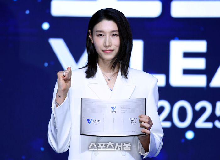 여자부 정규리그 MVP를 차지한 흥국생명 김연경이 14일 서울 서대문구 스위스 그랜드 호텔에서 열린 2024~2025 V-리그 시상식에서 포즈를 취하고 있다. 2025. 4. 14.최승섭기자 thunder@sportsseoul.com