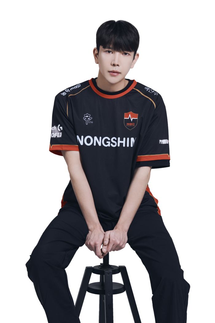 이태경이 15일 서울 잠실DN콜로세움에서 열린 2025 FC온라인 슈퍼 챔피언스 리그(FSL) E조 승자전에서 신경섭을 2-1로 이기며 조 1위로 16강에 올랐다. 사진 | 넥슨