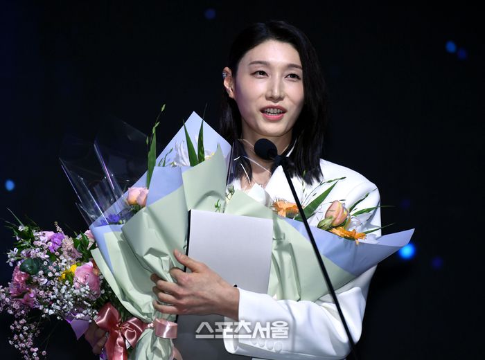 여자부 정규리그 MVP를 차지한 흥국생명 김연경이 14일 서울 서대문구 스위스 그랜드 호텔에서 열린 2024~2025 V-리그 시상식에서 소감을 밝히고 있다. 2025. 4. 14.최승섭기자 thunder@sportsseoul.com