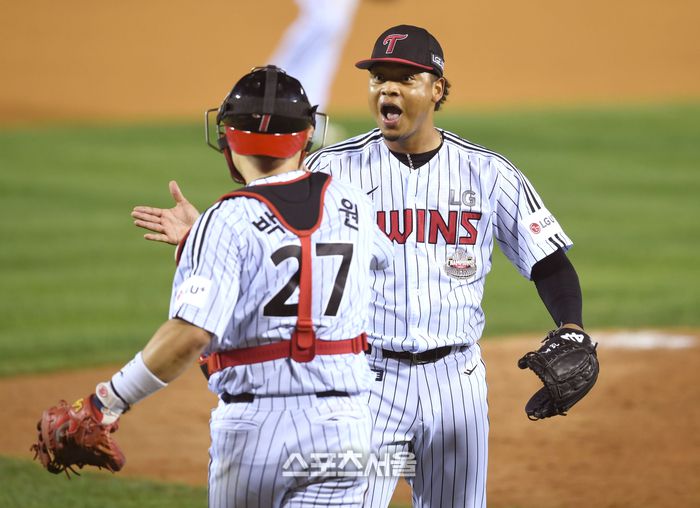 LG 투수 에르난데스(오른쪽)가 잠실구장에서 열린 삼성과 2024 KBO 플레이오프 3차전 승리 후 포수 박동원과 환호하고 있다. 잠실 | 최승섭기자 thunder@sportsseoul.com
