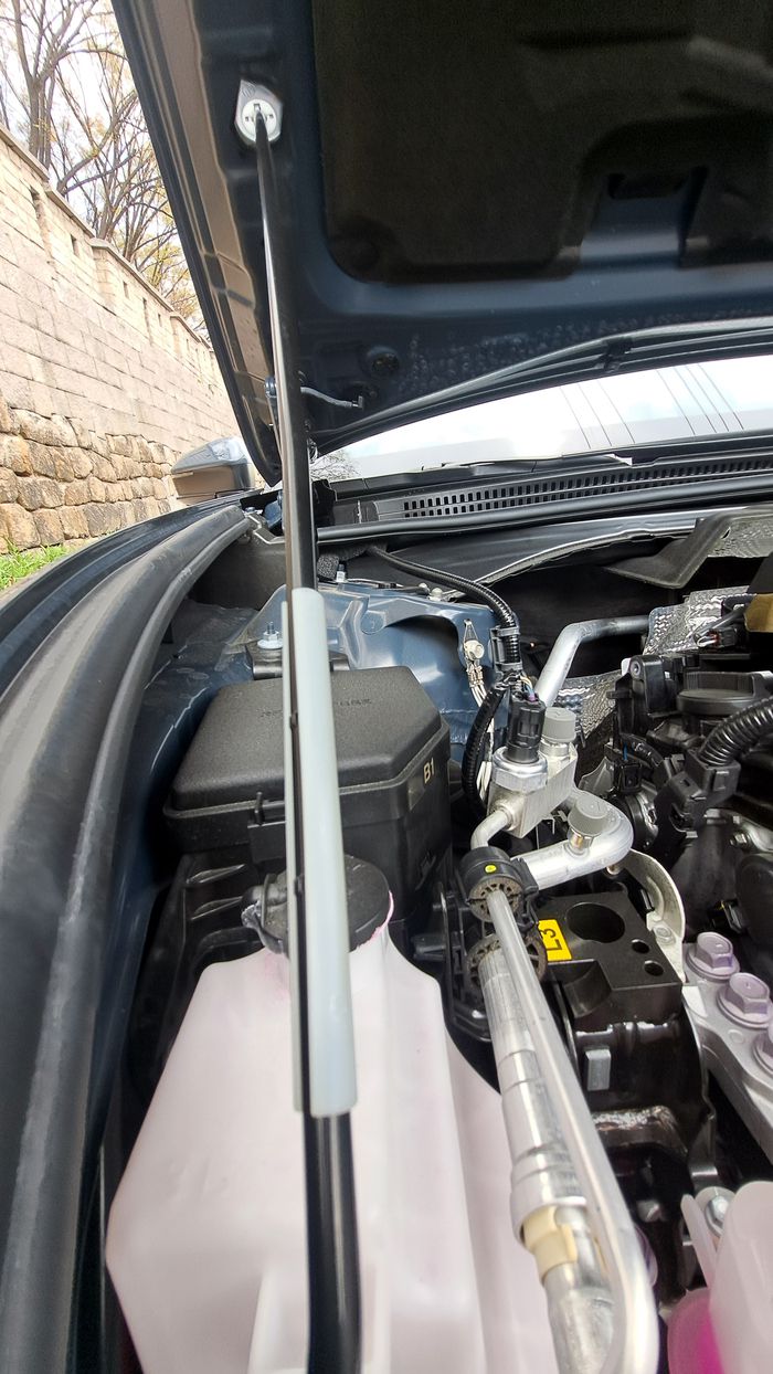 운행직후 열었을때 뜨거워진 보닛 지지대의 열기를 막아주는 커버가 세심하다