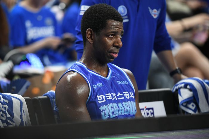 가스공사 니콜슨이 16일 대구체육관에서 열린 2024~2025 KCC 프로농구 6강 플레이오프 3차전 KT와 경기에서 2쿼터 오펜스 파울 후 크게 흥분해 테크니컬 파울을 받았다. 벤치로 들어와 흥분을 가라앉히고 있다. 사진 | KBL