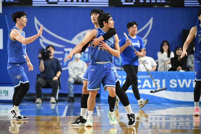 가스공사 벨란겔이 16일 대구체육관에서 열린 2024~2025 KCC 프로농구 6강 플레이오프 3차전 KT와 경기에서 2쿼터 파울이 불리자 크게 흥분, 동료들이 말리고 있다. 사진 | KBL