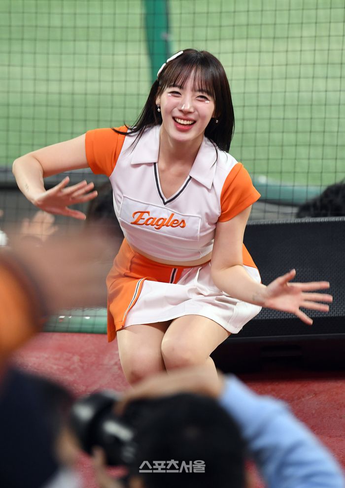 플로리얼을 응원가에 맞춰 퍼포먼스를 하는 한화 치어리더 하지원.  문학 | 박진업 기자