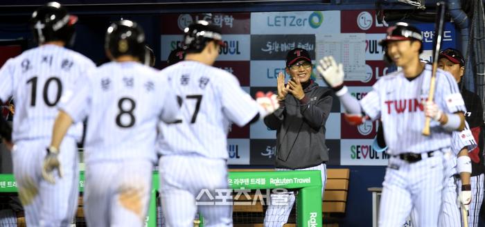 LG 염경엽 감독이 16일 잠실구장에서 열린 2025 KBO리그 삼성과 경기 5회말 무사1,2루 좌중월 홈런을 날린 후 선수들이 들어오자 박수를 치고 있다. 잠실 | 최승섭기자 thunder@sportsseoul.com