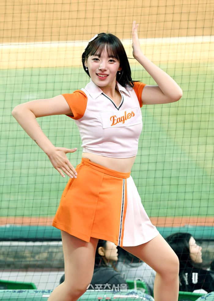 건강미를 뽐내며 열정적인 공연을 하는 하지원.  문학 | 박진업 기자