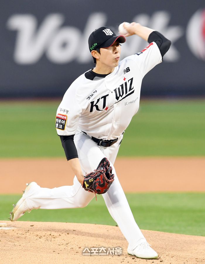KT 오원석이 수원케이티위즈파크에서 열린 2025 KBO리그 두산과 경기에 선발 등판해 힘차게 공을 던지고 있다. 박진업 기자 upandup@sportsseoul.com
