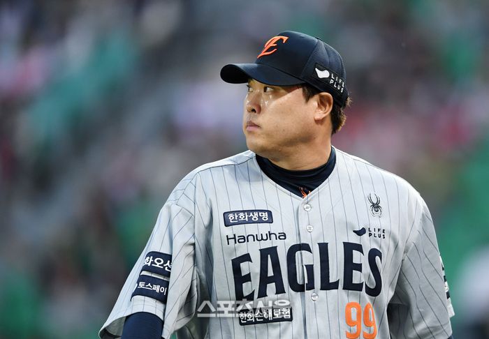 한화 류현진이 17일 인천 SSG랜더스필드에서 열린 2025 KBO리그 SSG와 경기 1회말 수비에서 2실점하며 이닝을 마친 뒤 더그아웃으로 들어가고 있다. 문학 | 박진업 기자 upandup@sportsseoul.com