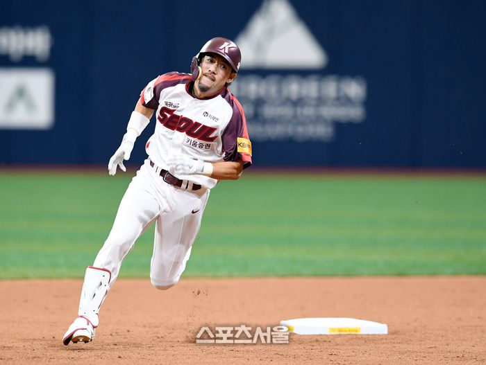 키움 히어로즈 중견수 이용규가 16일 고척스카이돔에서 열린 2024 KBO리그 두산과 경기 7회말 무사 두산 정철원을 상대로 3루타를 치고 힘차게 베이스를 돌고 있다. 고척 | 박진업 기자 upandup@sportsseoul.com