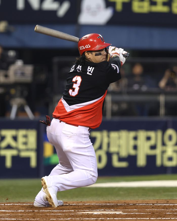김선빈이 18일 서울 잠실구장에서 열린 2025 KBO리그 정규시즌 두산전에서 타격하고 있다. 사진 | KIA 타이거즈