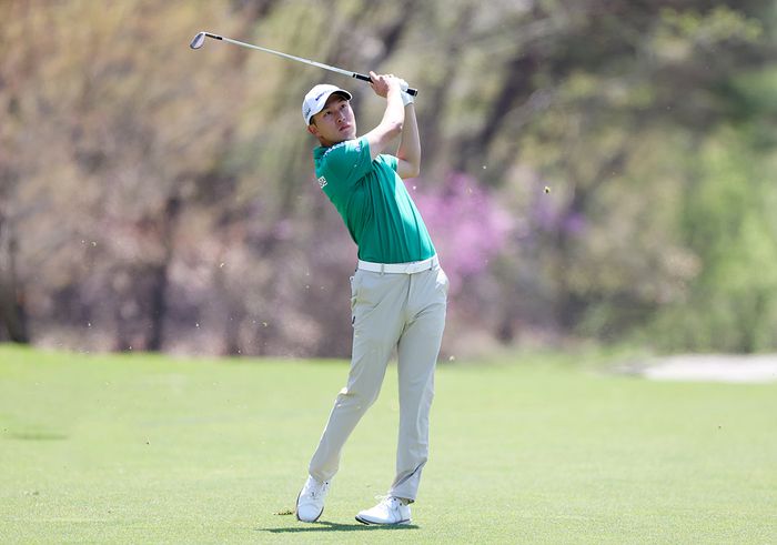 김백준이 20일 라비에벨 골프&리조트에서 열린 KPGA투어 DB손해보험 프로미오픈 최종라운드에서 아이언 샷하고 있다. 사진 | KPGA