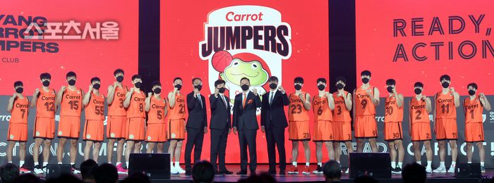 ‘고양 캐롯 점퍼스’  허재 대표와 선수단이  창단식에서 화이팅을 외치고 있다. 2022. 8. 25.고양 | 최승섭기자 thunder@sportsseoul.com