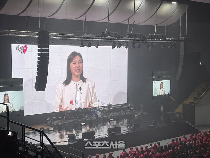 19일 오후 6시 서울 강서구 KBS 아레나에서 열린 팬미팅 ‘평생-더(The) 차오르다’. 제니의 ‘솔로’ 안무를 하게 된 이유를 설명하고 있다. 사진 | 원성윤 기자 socool@sportsseoul.com