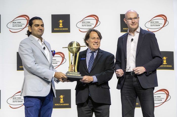 기아 미국법인 스티븐 센터 COO(가운데)가 월드카 어워즈 싯다르트 비나야크 파탄카르 의장(왼쪽)에게서 세계 올해의 차 트로피를 받고 있다. 오른쪽은 옌스 마이너스 심사위원. 사진 | 현대차그룹