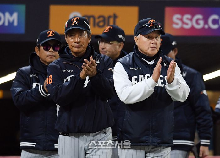 한화 김경문 감독(오른쪽)이 16일 인천SSG랜더스필드에서 열린 2025 KBO리그 SSG와의 경기에서 SSG에 10-4로 승리하며 3연승을 거둔 뒤 코치진과 함께 선수들에게 박수를 보내고 있다. 문학 | 박진업 기자 upandup@sportsseoul.com