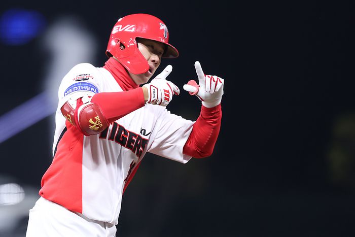 KIA 최원준이 15일 광주-기아 챔피언스 필드에서 열린 2025 KBO리그 KT전에서 7회말 솔로포를 때린 후 세리머니를 하고 있다. 사진 | KIA 타이거즈